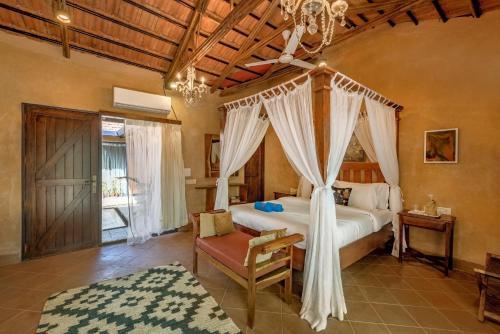 Postel nebo postele na pokoji v ubytování SaffronStays Terra Soul, Raigad