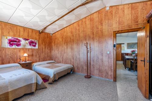 a bedroom with two beds and a desk at Casa Rural Tesorillo Cat Superior in Cogollos de Guadix