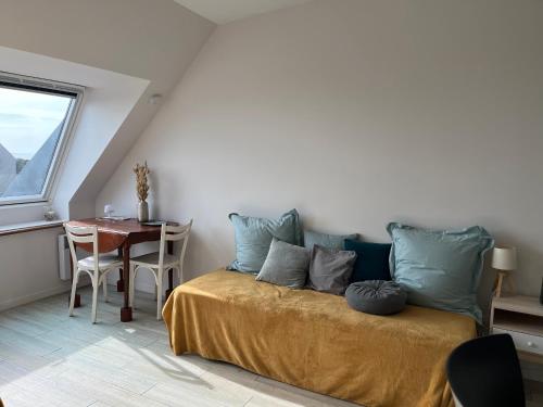 - une chambre avec un lit, une table et une fenêtre dans l'établissement Ocean View avec parking, à La Rochelle