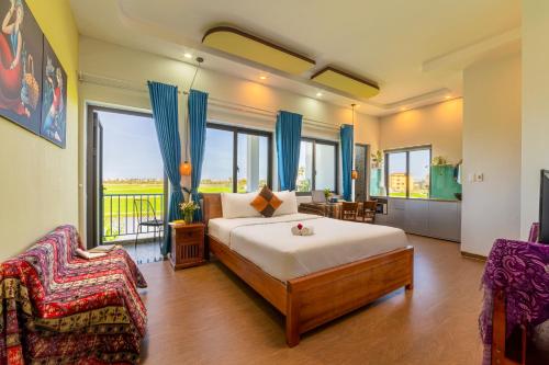 une grande chambre avec un lit et un balcon dans l'établissement Hoi An Paddy House Homestay, à Hội An