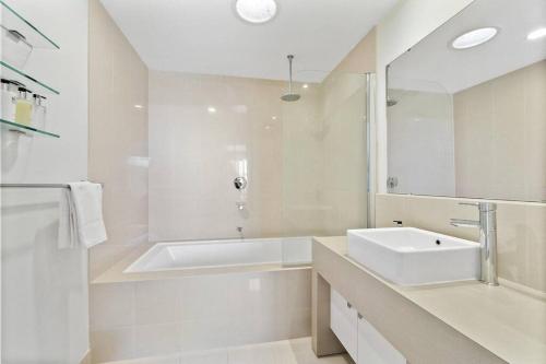 uma casa de banho branca com um lavatório e uma banheira em Milieu at Seine em Augusta