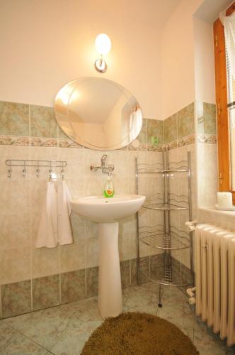 a bathroom with a sink and a mirror at Katka a Martin samostatný apartmán s vlastným vchodom in Liptovský Mikuláš
