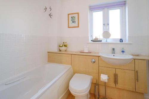 La salle de bains est pourvue d'une baignoire, de toilettes et d'un lavabo. dans l'établissement The Quarter Deck, à Aldeburgh