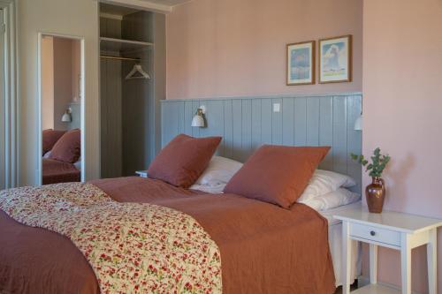 1 dormitorio con 1 cama grande y 1 mesa en Fanø Krogaard en Fanø
