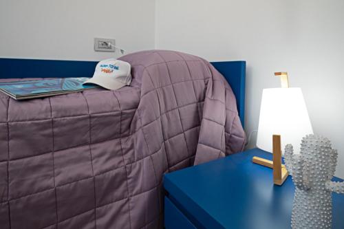 una sedia a sacco di fagioli viola accanto a un tavolo blu di APARTMENT YIN & YANG - Regarda Travel a Lazise