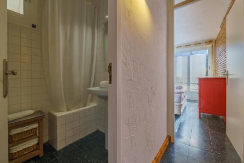 uma casa de banho com um chuveiro, um lavatório e uma banheira em HomeHolidaysRentals Miracel - Costa Barcelona em Malgrat de Mar