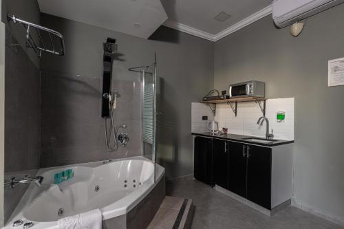 uma casa de banho com uma banheira e um lavatório em Residence Suites BY RAPHAEL HOTELS em Tel Aviv