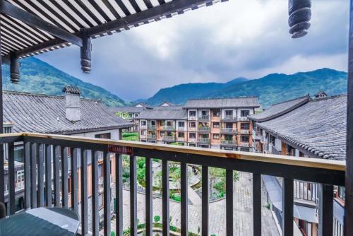 - une vue depuis le balcon d'un complexe dans l'établissement Jiamen Inn, à Emei Shan