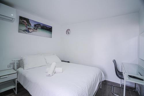 Ein Bett oder Betten in einem Zimmer der Unterkunft Villa Pomela By Sun And View
