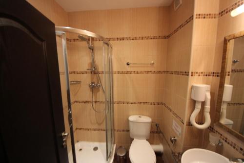 Un baño con ducha, inodoro y lavabo. en Menada Dune Residence Apartments, en Sunny Beach