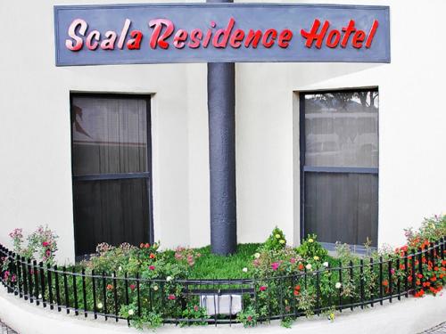 a salta residence hotel with a sign on it at Scala Residence Hotel in Resende