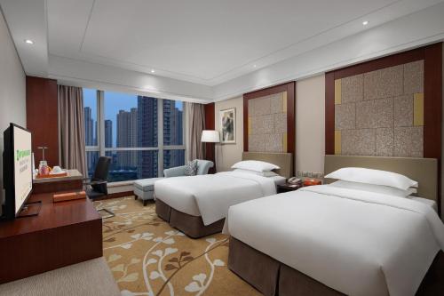 um quarto de hotel com duas camas e uma televisão em Wyndham Garden Changzhou Zhonglou em Changzhou