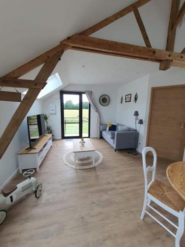 un salon avec un canapé et une table dans l'établissement Gîte au cœur de la campagne, à Saint-Gilles