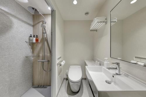 y baño con aseo, lavabo y ducha. en Hotel Villa Fontaine Grand Tokyo-Tamachi en Tokio