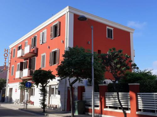 サンタンティーオコにあるHotel Ristorante Modernoの通り沿いのオレンジ・白の建物