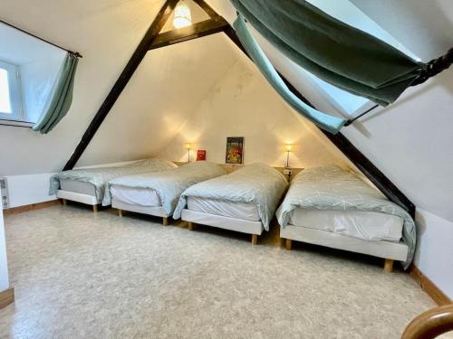 Cette chambre mansardée comprend 3 lits. dans l'établissement Saint Norgard - hameau breton, à Crozon