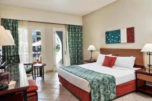 Fanadir Hotel El Gouna في الغردقة: غرفه فندقيه بسرير ونافذه