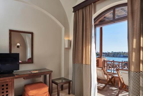 een hotelkamer met uitzicht op een balkon bij Hotel Sultan Bey Resort in Hurghada