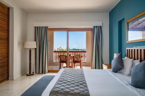 Pokój hotelowy z łóżkiem i balkonem w obiekcie Sifawy Boutique Hotel w mieście As Sifah