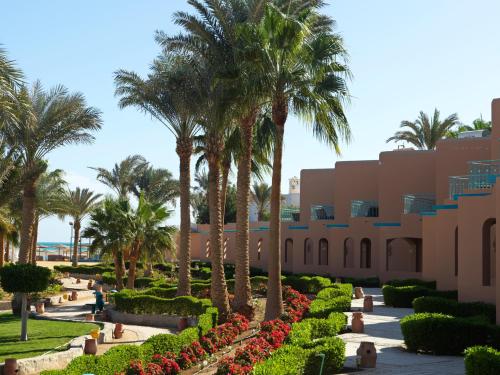 un complejo con palmeras y un edificio en Club Paradisio El Gouna Red Sea, en Hurghada