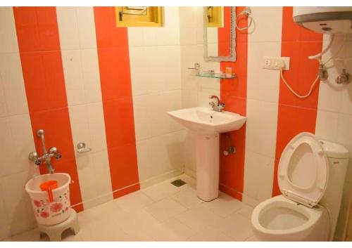 een badkamer met een toilet en een wastafel bij hotel khalil in Gulmarg