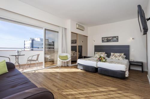 Un pat sau paturi într-o cameră la Pestana Alvor Atlantico Residences Beach Suites