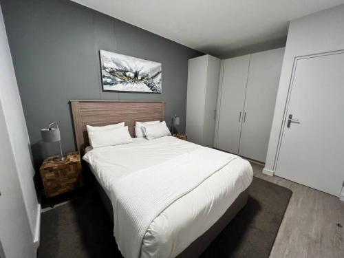1 dormitorio con 1 cama blanca grande. en Stunning 2 Bedroom Apartment in Rosebank Central, en Johannesburgo