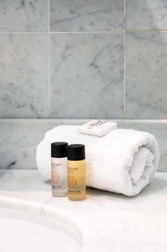 un tas de serviettes et un rouleau de papier toilette dans l'établissement Le Victoria - Beau 2P avec vue mer, balcon, piscine, sauna et parking privé au centre ville de Menton, à Menton