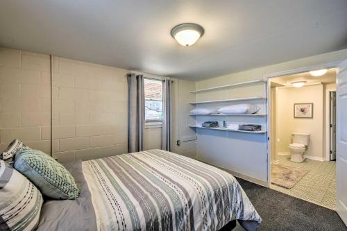 Säng eller sängar i ett rum på Stunning Seneca Home with Lake Keowee Access!
