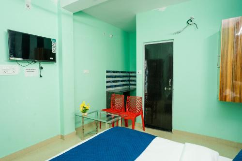 1 dormitorio con 1 cama, 1 mesa y 1 silla en Ventex Inn, en Lucknow