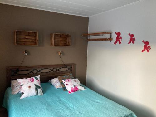 Una cama o camas en una habitación de Saarituvat Cottages