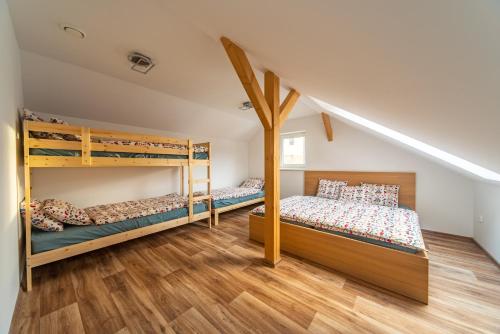 2 Etagenbetten in einem Zimmer mit Holzböden in der Unterkunft Chaloupka Borůvka in Skuteč