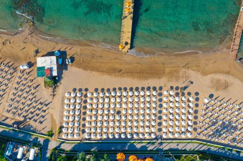 una vista aérea de una playa con filas de sombrillas en Arum Barut Collection - Ultra All Inclusive, en Side