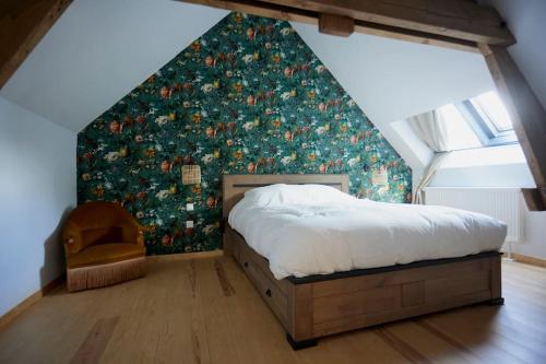 um quarto com uma cama e uma parede verde em Gîte à la ferme 4 à 6 personnes. em Vieille-Chapelle