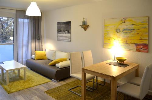 F2 - Am alten Elbarm - Laubegast في درسدن: غرفة معيشة مع أريكة وطاولة