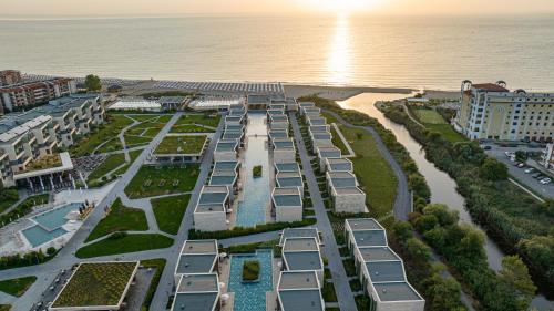 uma vista aérea de um resort perto do oceano em HVD Reina del Mar - Premium Spa Service & Free Parking em Obzor