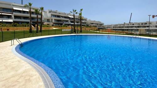 einem großen blauen Pool vor einem Gebäude in der Unterkunft Casa Buena Vida in Finestrat