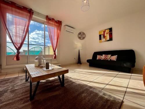 un salon avec un canapé et une table dans l'établissement Duplex 70m2 - Vue Cité Mediévale - Parking gratuit, à Carcassonne