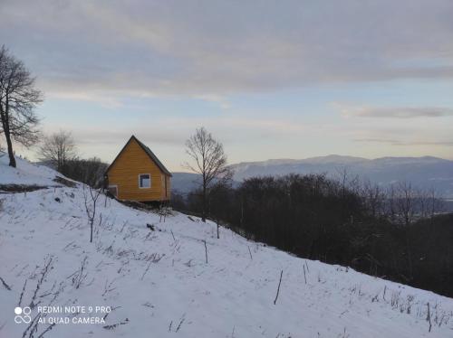 uma pequena cabana numa colina coberta de neve em Marco Polo em Novi Travnik