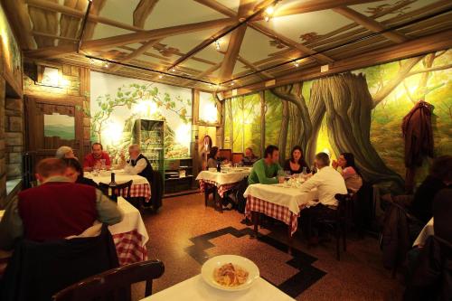 eine Gruppe von Personen, die in einem Restaurant an Tischen sitzen in der Unterkunft Locanda Amerigo in Savigno