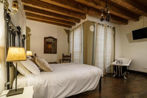 1 dormitorio con 1 cama blanca grande y espejo en Le Meraviglie di Alice, en Cagliari