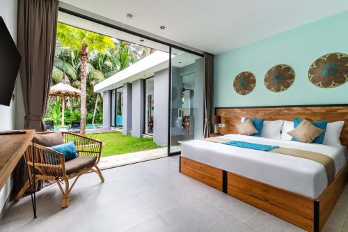 - une chambre avec un lit king-size et un balcon dans l'établissement Villa Slide by Bali Superhost, à Ubud