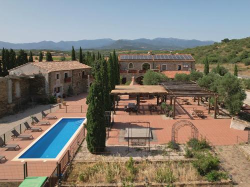 una vista aérea de una villa con piscina en Mas Renart, en Mollet de Perelada
