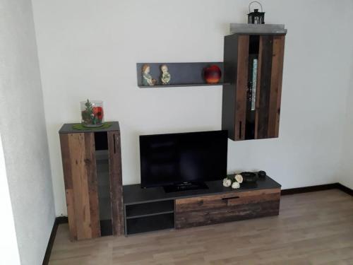 Μια τηλεόραση ή/και κέντρο ψυχαγωγίας στο Bungalow blühende Oase