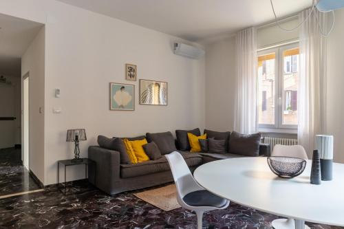 - un salon avec un canapé et une table dans l'établissement Everyday Apartments Corte Petroni, à Bologne