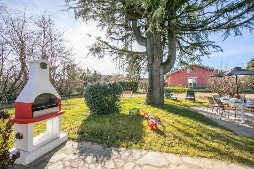 Zahrada ubytování Cedar House Villa Few Minutes From Lake - Happy Rentals