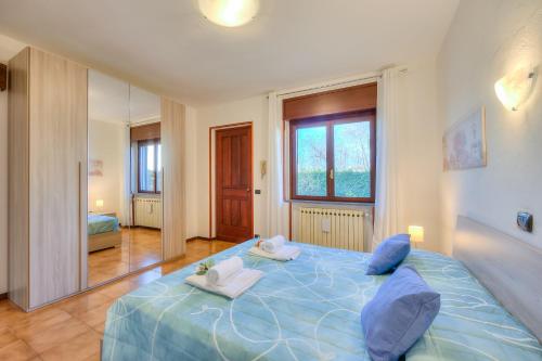 Ένα ή περισσότερα κρεβάτια σε δωμάτιο στο Cedar House Villa Few Minutes From Lake - Happy Rentals