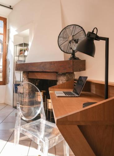 - un bureau avec un ordinateur portable et une chaise dans la chambre dans l'établissement L'Appart' du 10 - T3 4 downtown Annecy with canal view, à Annecy