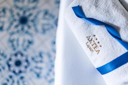 Un primo piano di una camicia bianca con una cravatta blu di Hotel Aktea a Città di Lipari