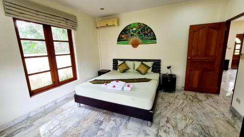 Ban Sa的住宿－Room in Bungalow - Schones Bungalow mit gemeinschaftichem Ausenpool und 2km vom Sandstrand enfernt，卧室配有一张床